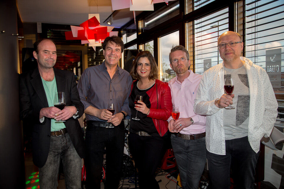 Band steht im Halbkreis mit Getränken